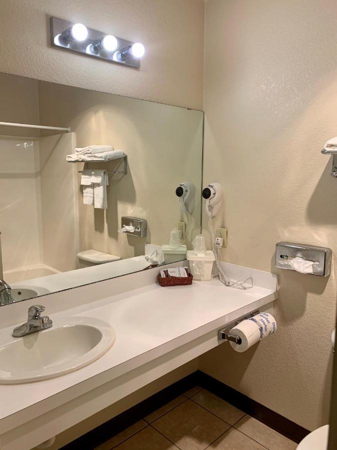 Candlelight Inn & Suites Hwy 69 Near 매캘러스터 외부 사진