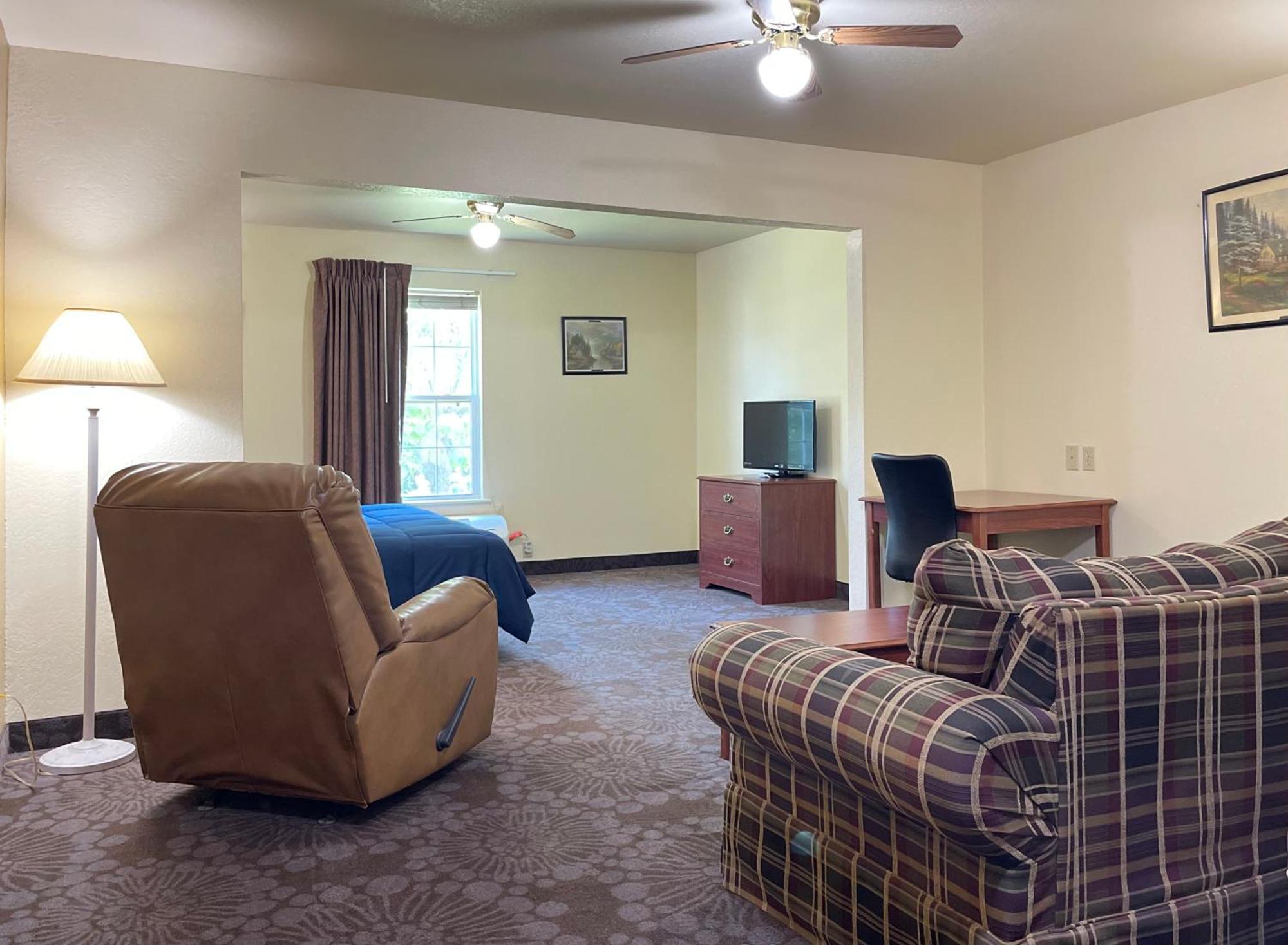Candlelight Inn & Suites Hwy 69 Near 매캘러스터 외부 사진